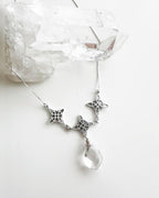 collar corto de plata 925 y 3 nudo de bruja con gota de cuarzo cristal central