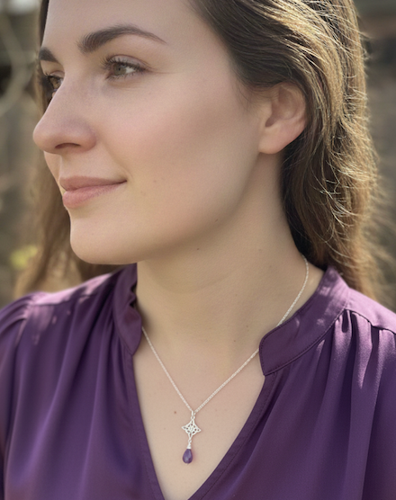 collar de mujer, nudo de bruja en piedra amatista