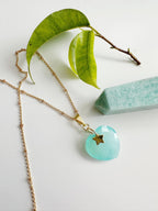 collar bañado de oro 18k con corazon de calcedonia celeste 