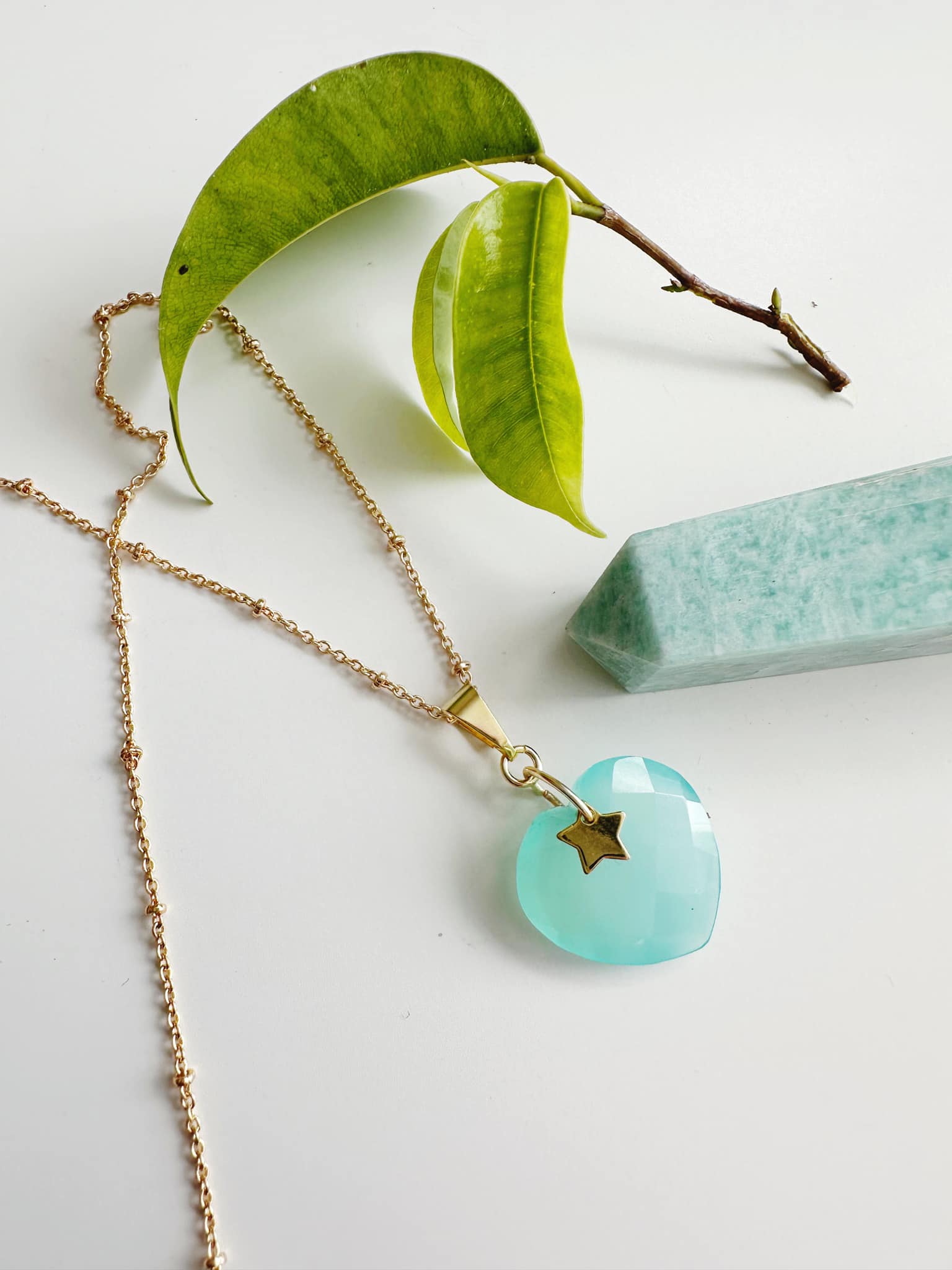 collar bañado de oro 18k con corazon de calcedonia celeste 