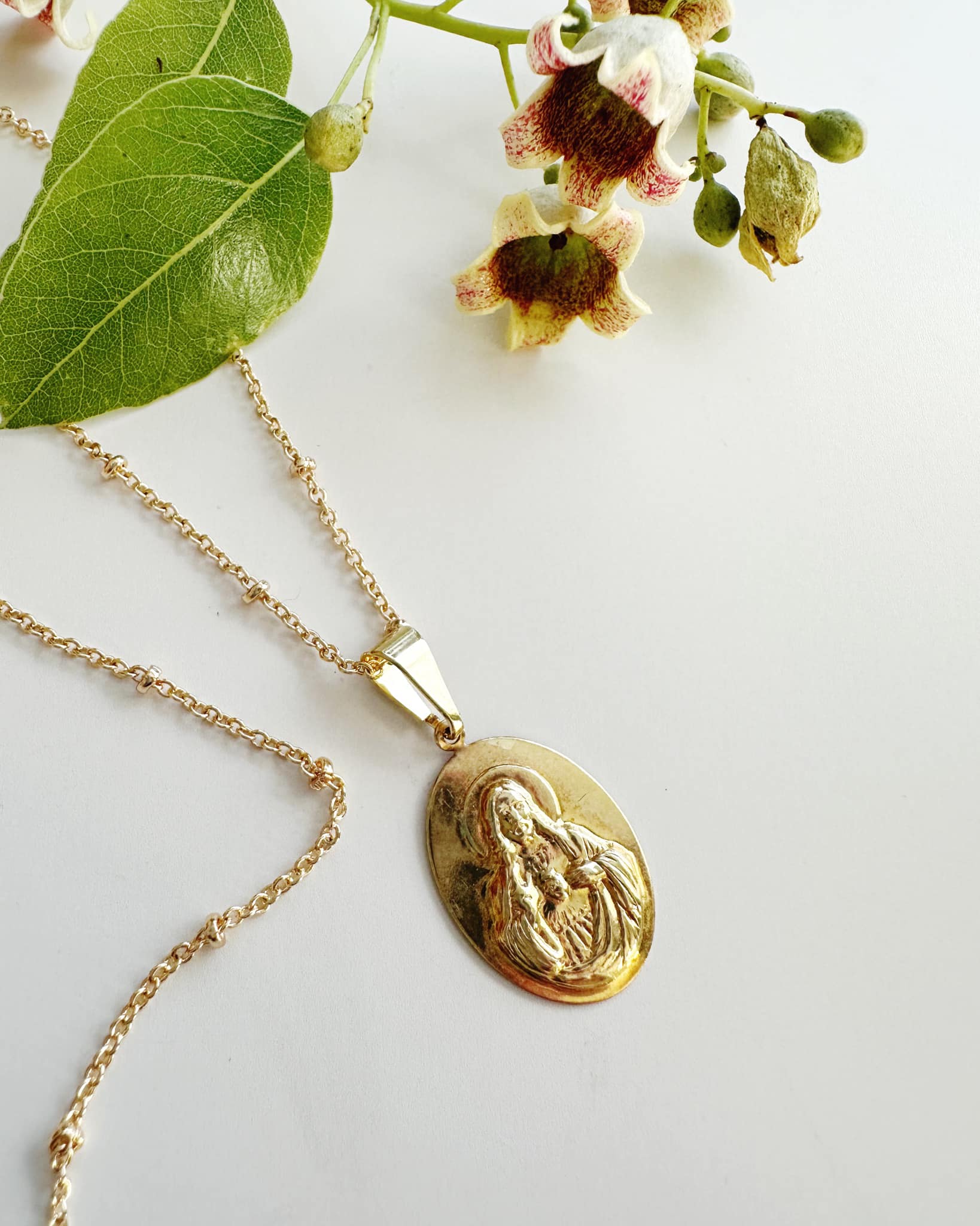 collar para mujer sagrado corazon de jesus en baño de oro 18j. joyas religiosas