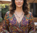 mujer con collar de variadas piedras naturales en tonos de piedras violetas y azules 