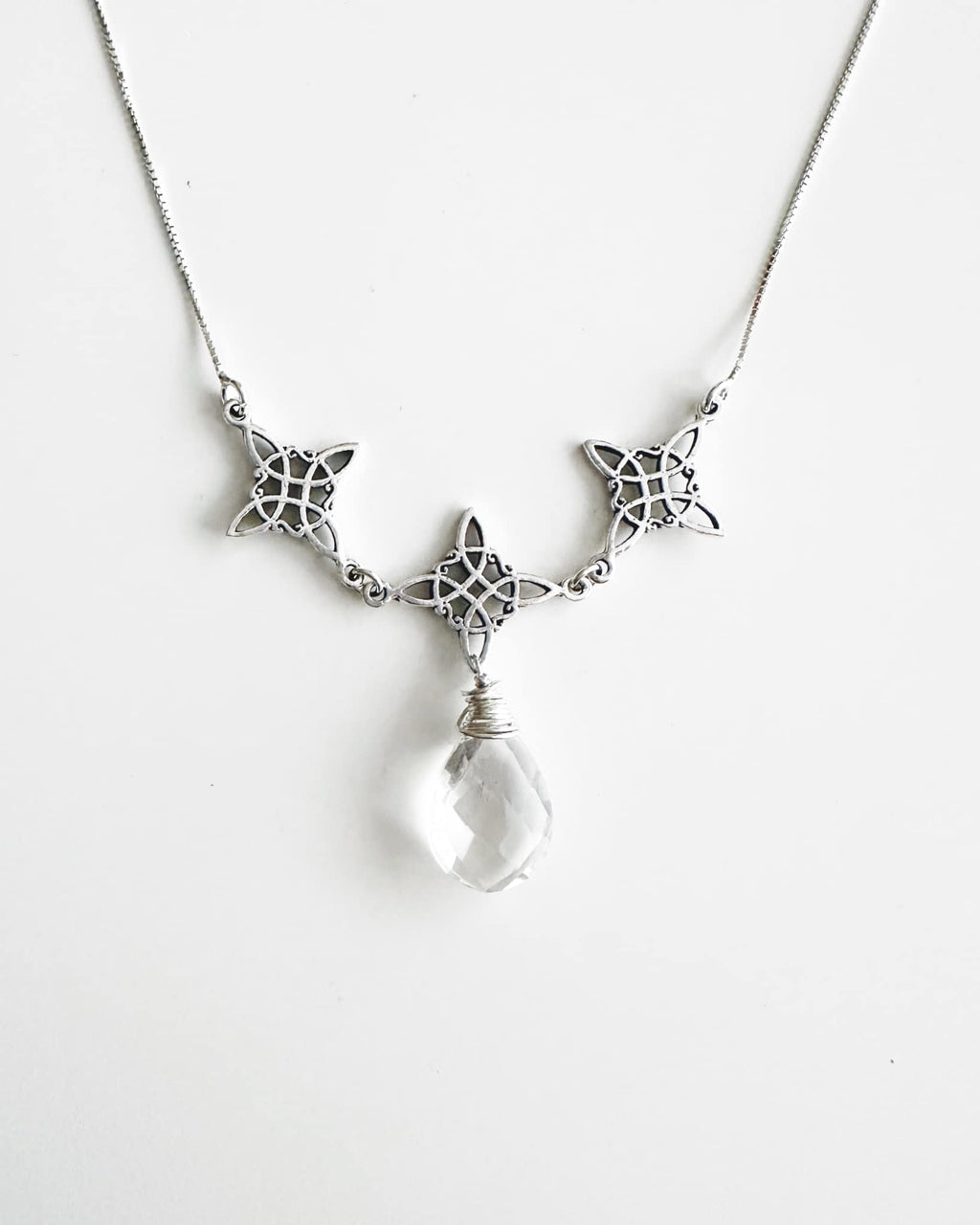 collar de plata para mujer con nudo de bruja y cuarzo cristal