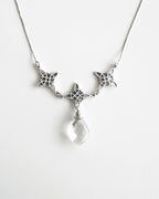 collar de plata para mujer con nudo de bruja y cuarzo cristal