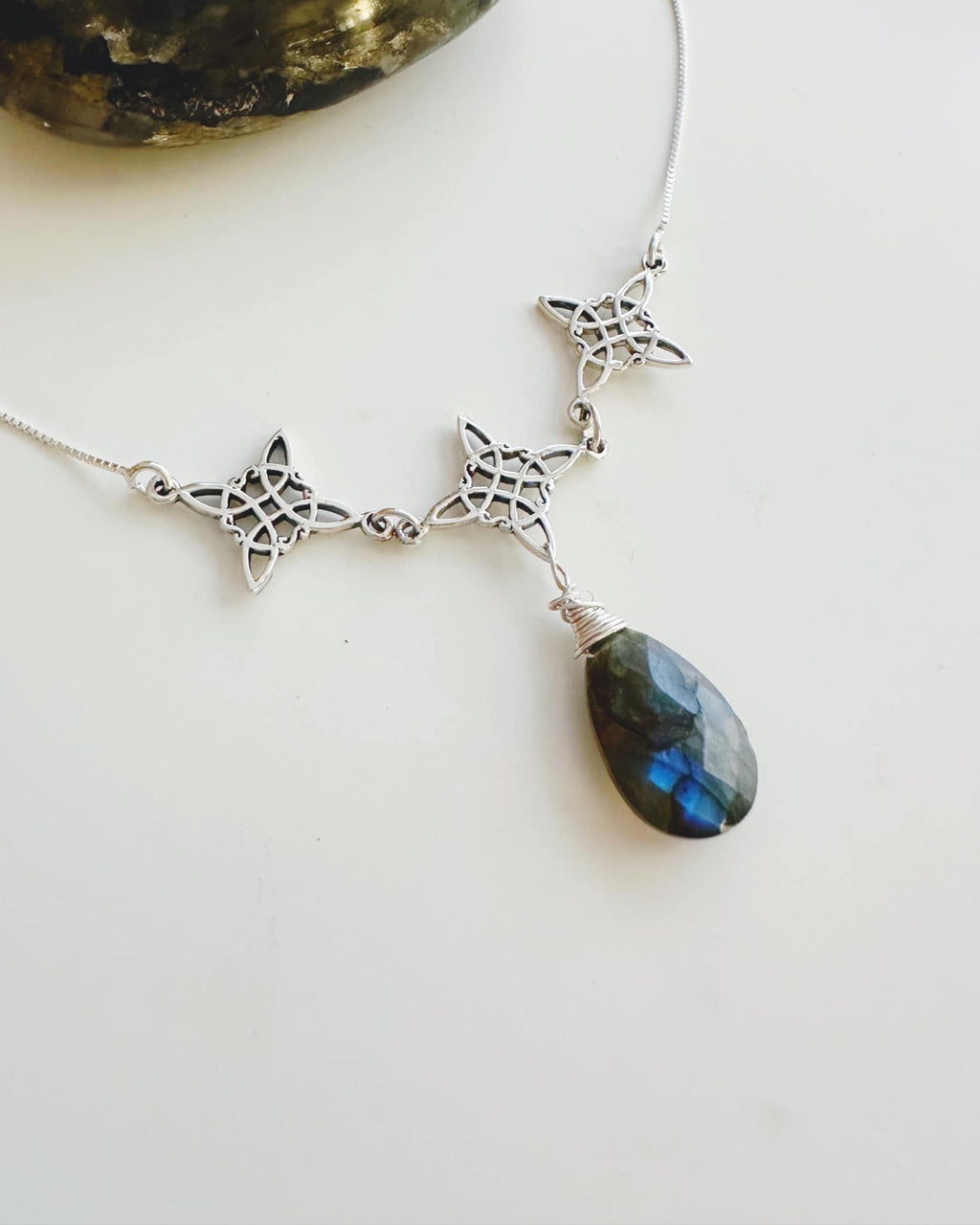 collar 3 nudos de bruja y piedra Labradorita central