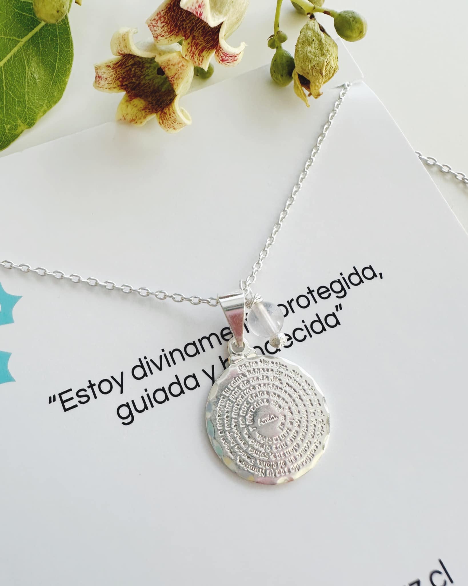 collar de mujer bañado en plata con la medalla del padre nuestro