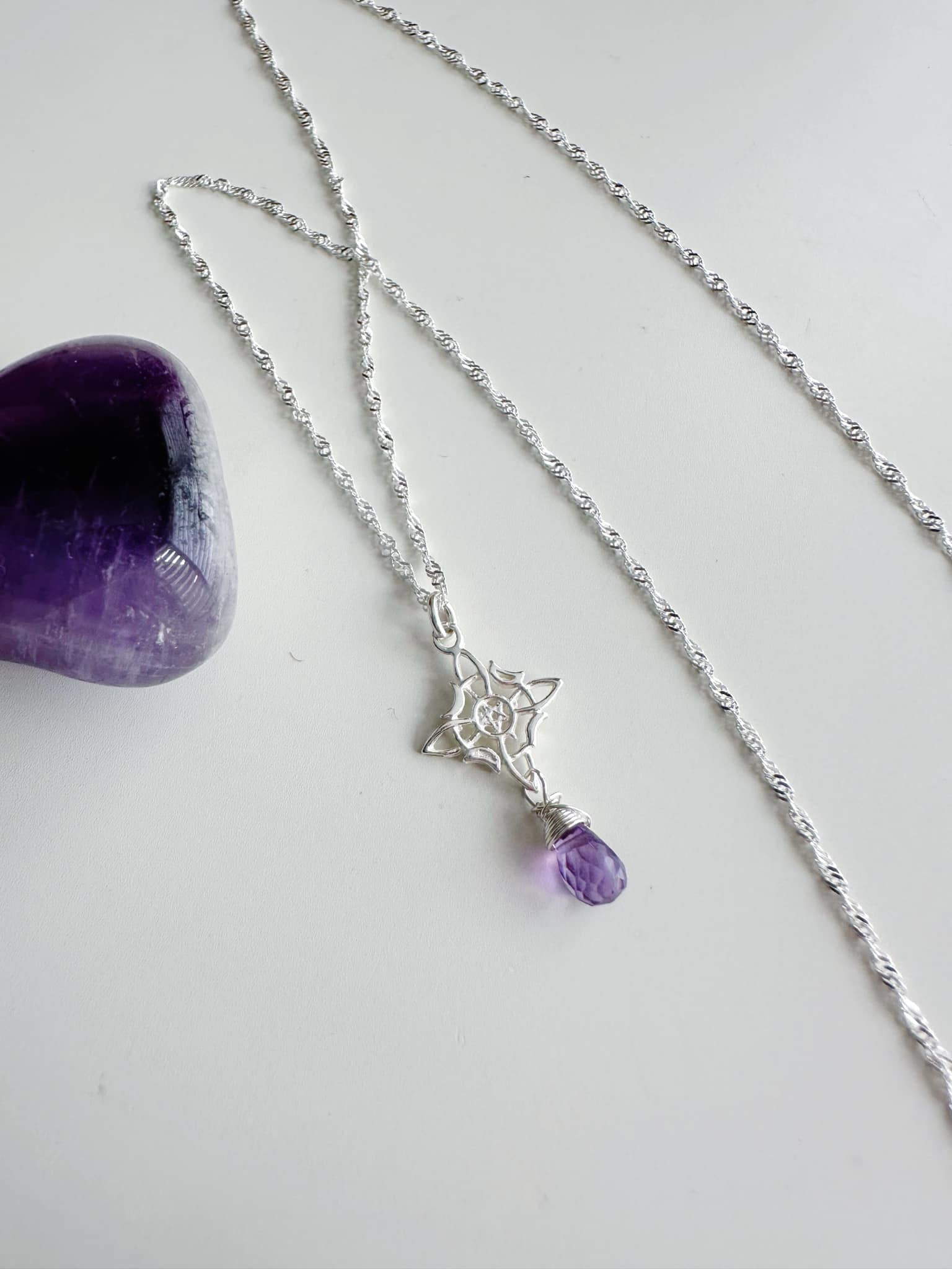 collar de plata 925 piedra amatista y nudo de bruja