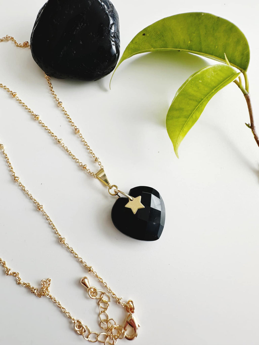 collar baño de oro 18k con corazon de piedra onix y estrellita