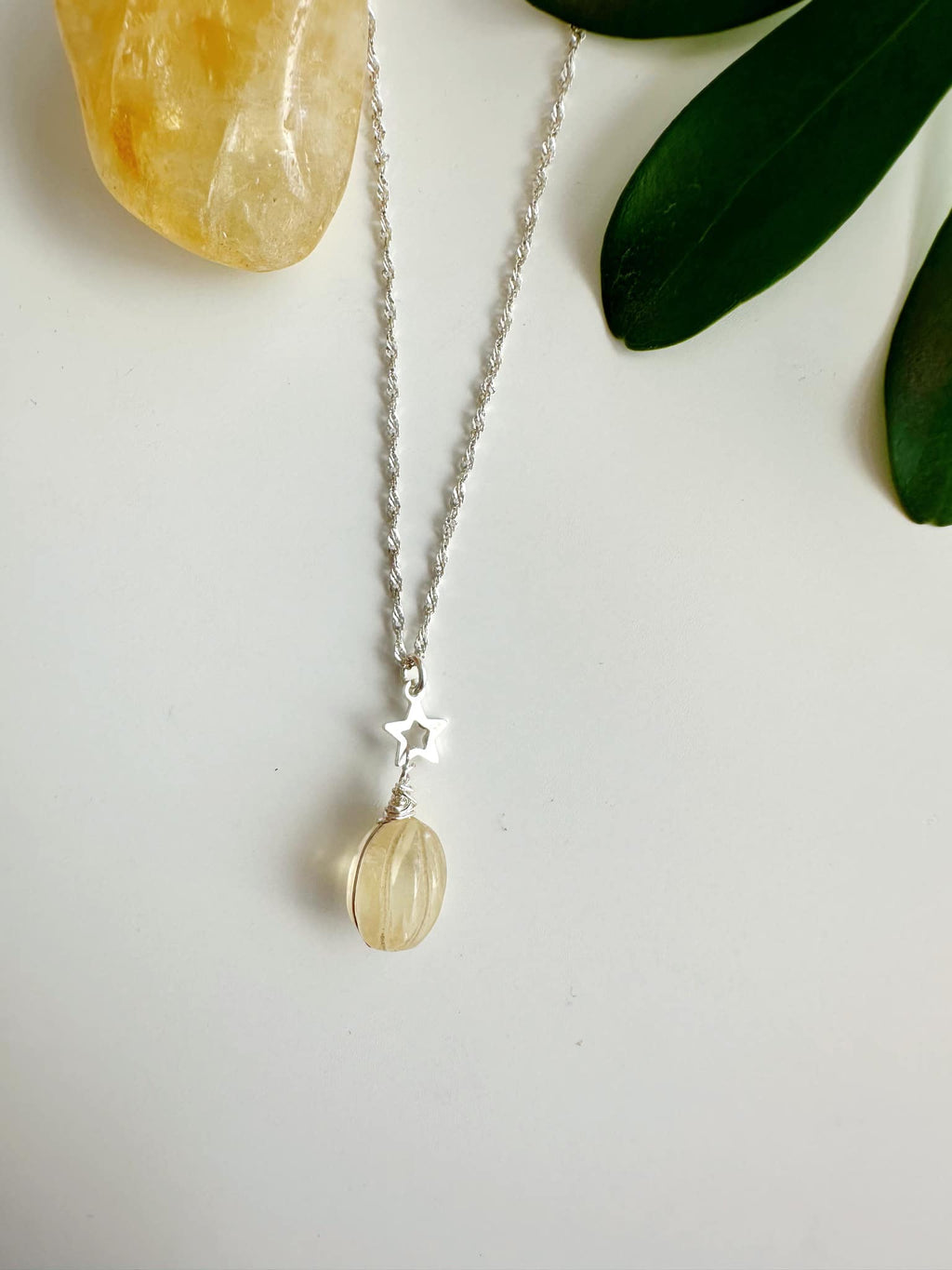 collar de plata 925 con estrellita y piedra tallada de cuarzo citrino
