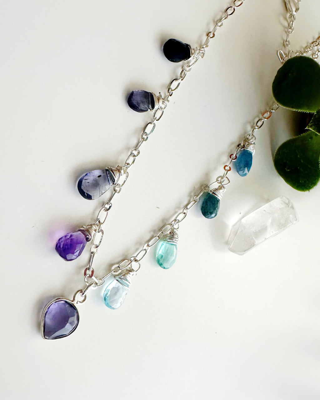collar plata mujer con variedad de piedras naturales que van de las violetas como la amatista hasta la azul como las cianitas