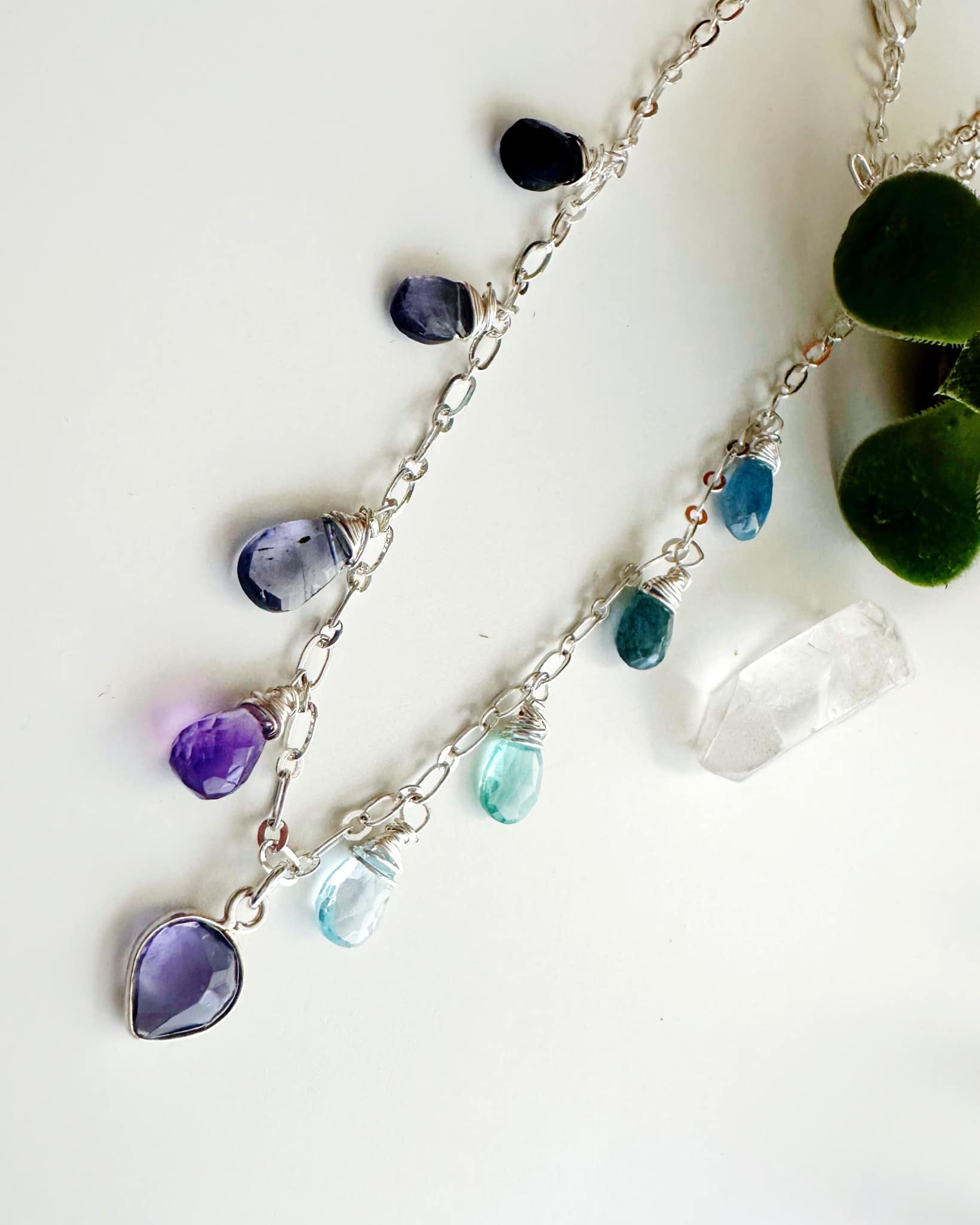 collar plata mujer con variedad de piedras naturales que van de las violetas como la amatista hasta la azul como las cianitas