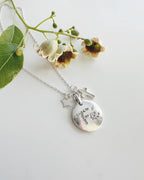 collar de mujer religioso que promueve la fe en dios, con dijes de fe, cruz de cristo y estrella. bañado en plata