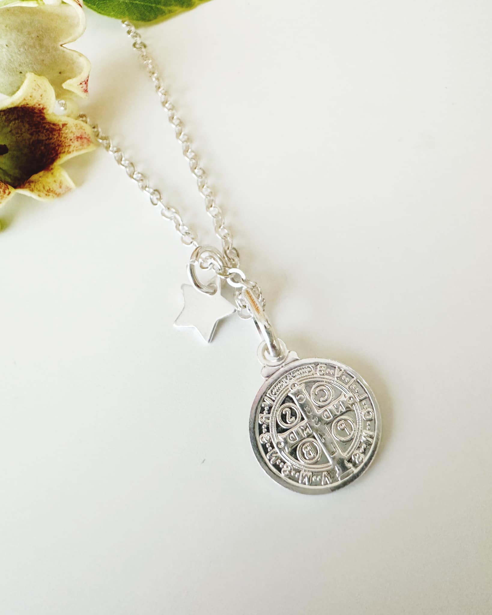 collar de mujer san benito con estrellita 