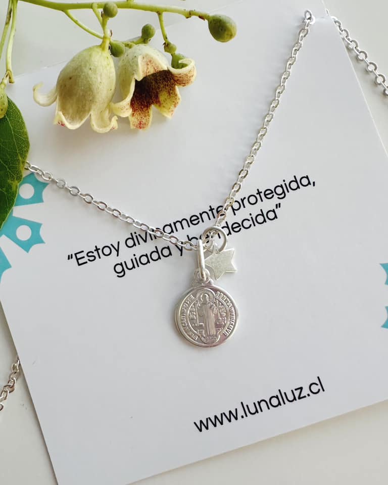 collar baño de plata para mujer de san benito, con tarjeta de mensaje especial 