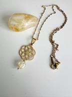 collar de acero bañado en oro 18k con dije semilla de la vida y cuarzo citrino