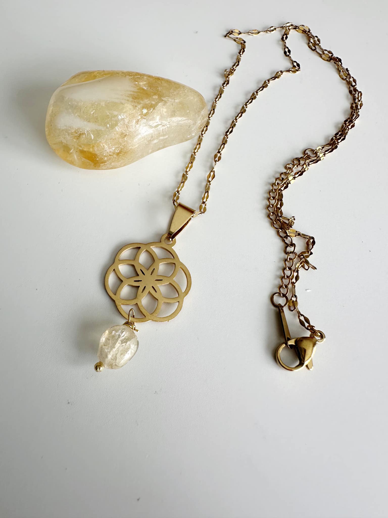 collar de acero bañado en oro 18k con dije semilla de la vida y cuarzo citrino