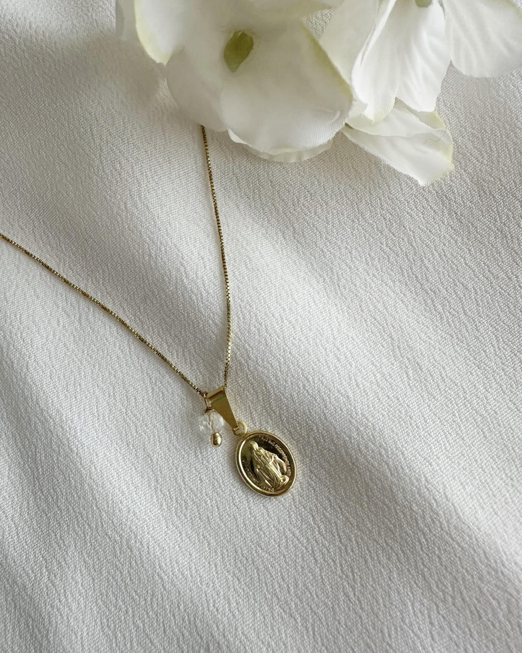 collar virgen de los rayos en baño de oro para mujer