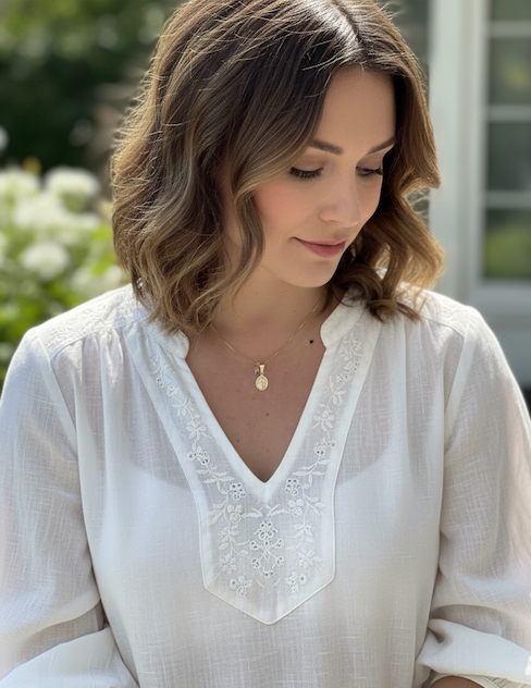 Collar Virgen de los rayos y punto de luz . Incluye mensaje especial y packing para regalo