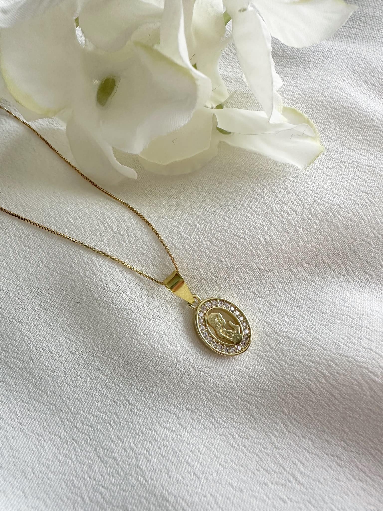 collar bañado en oro con medalla de la virgen niña en circones 