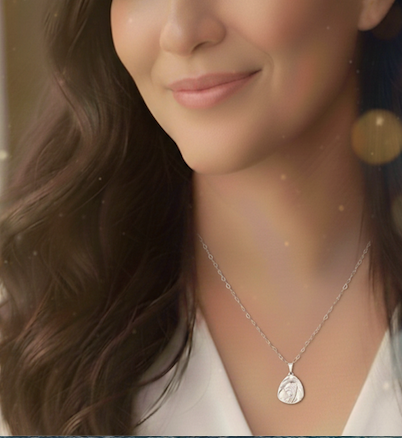 Collar Virgen niña. Incluye mensaje especial y packing para regalo