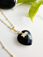 corazon de onix negro con estrella, cadena fina baño de oro 18k