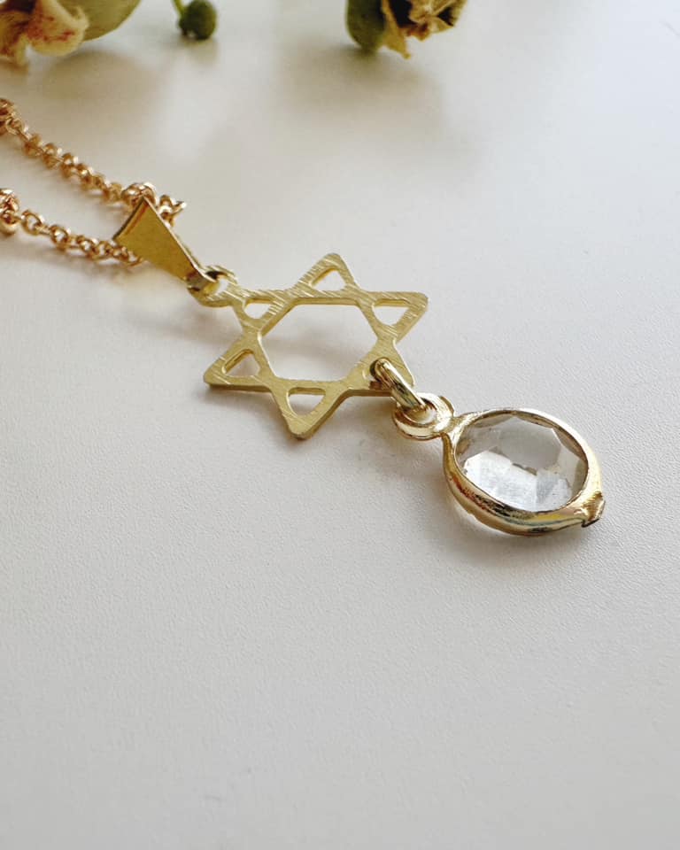 cadena oro simbolo con estrella de david y punto de luz
