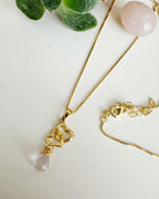 cadena corta de mujer en baño de oro 18k con corazones y piedra cuarzo rosa