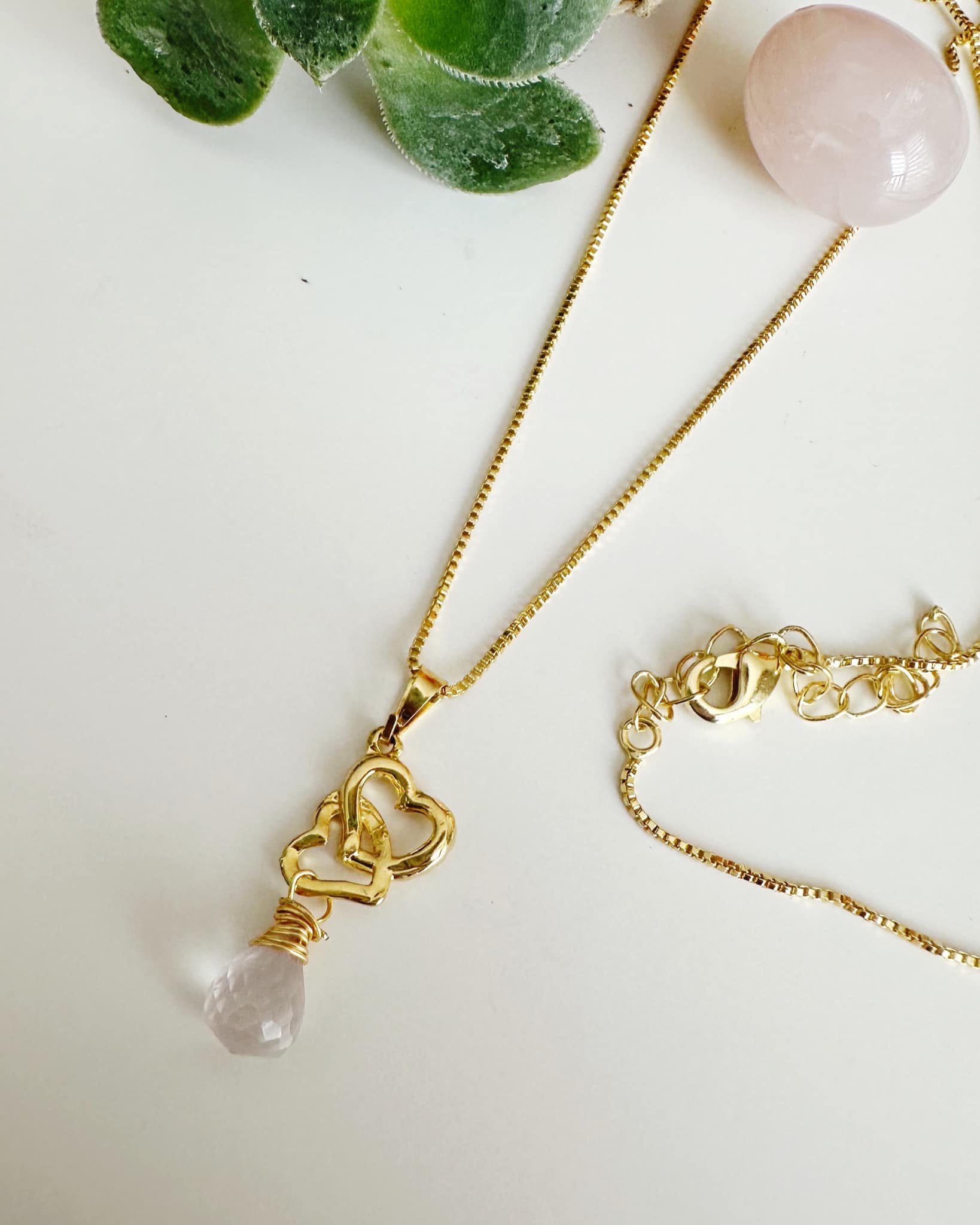 cadena corta de mujer en baño de oro 18k con corazones y piedra cuarzo rosa