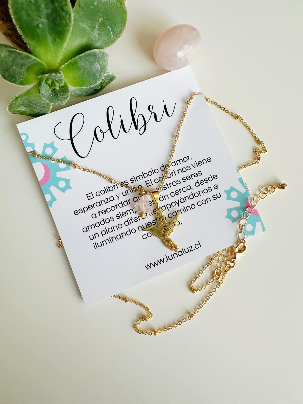 cadena con coliri y piedra cuarzo rosa, con tarjeta impresa del significado del colibri