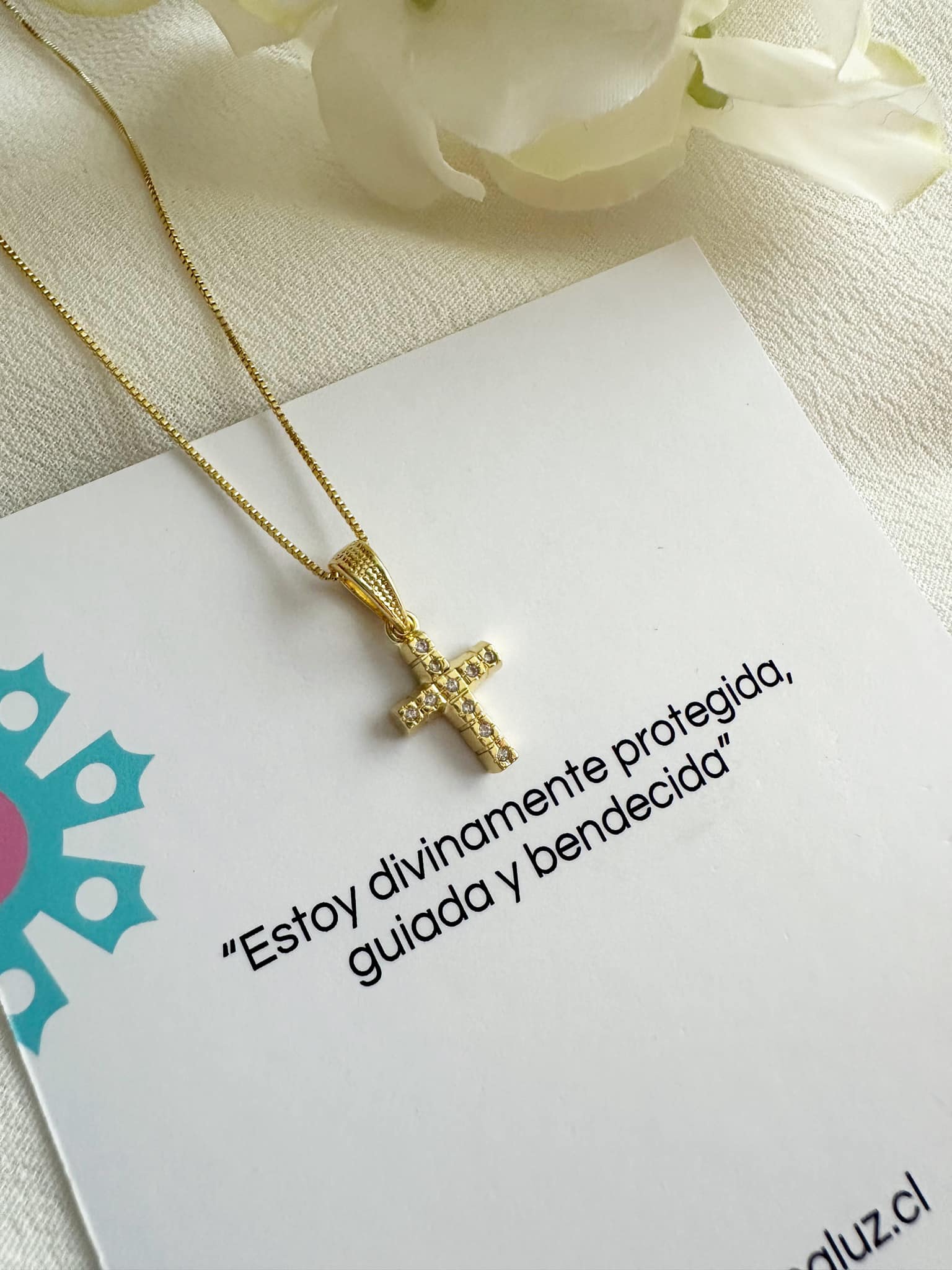 collar de mujer con cruz en circones 