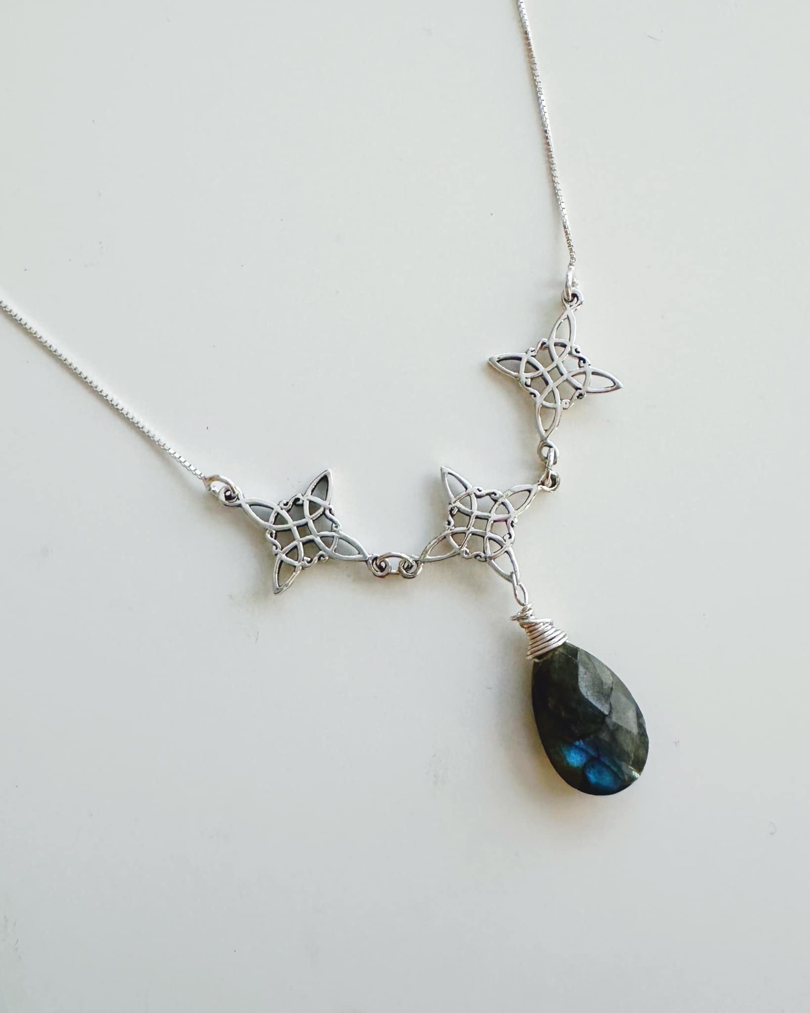 Collar de Plata 925 triología Nudo de bruja y piedra Labradorita. Incluye significado y Packing para regalo