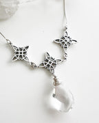 collar con 3 nudo de bruja y gota de cuarzo cristal