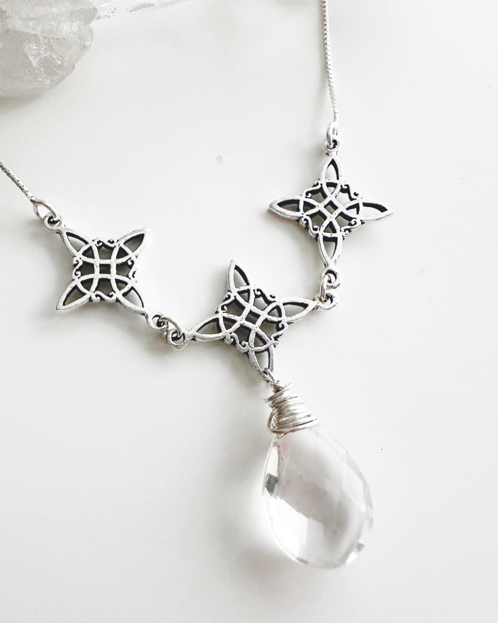 collar con 3 nudo de bruja y gota de cuarzo cristal