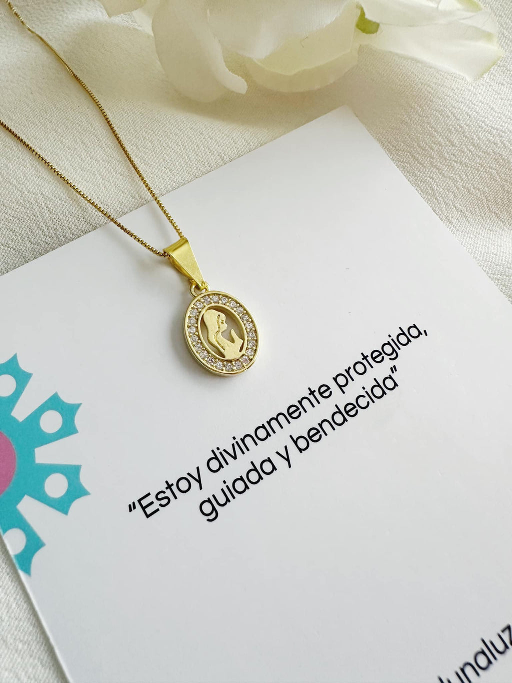 joyas de mujer con virgen niña en circones, baño de oro 18k