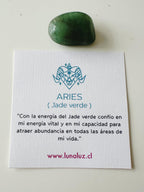 tarjeta que muestra el significado del signo aries con la piedra de jade verde