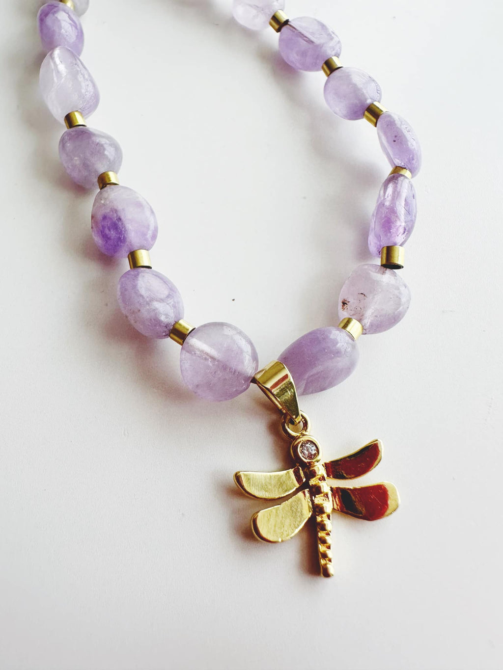 Collar Libelula en piedra Amatista. Incluye significado de la piedra y packing para regalo