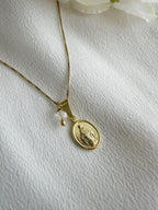 Collar Virgen de los rayos y punto de luz . Incluye mensaje especial y packing para regalo