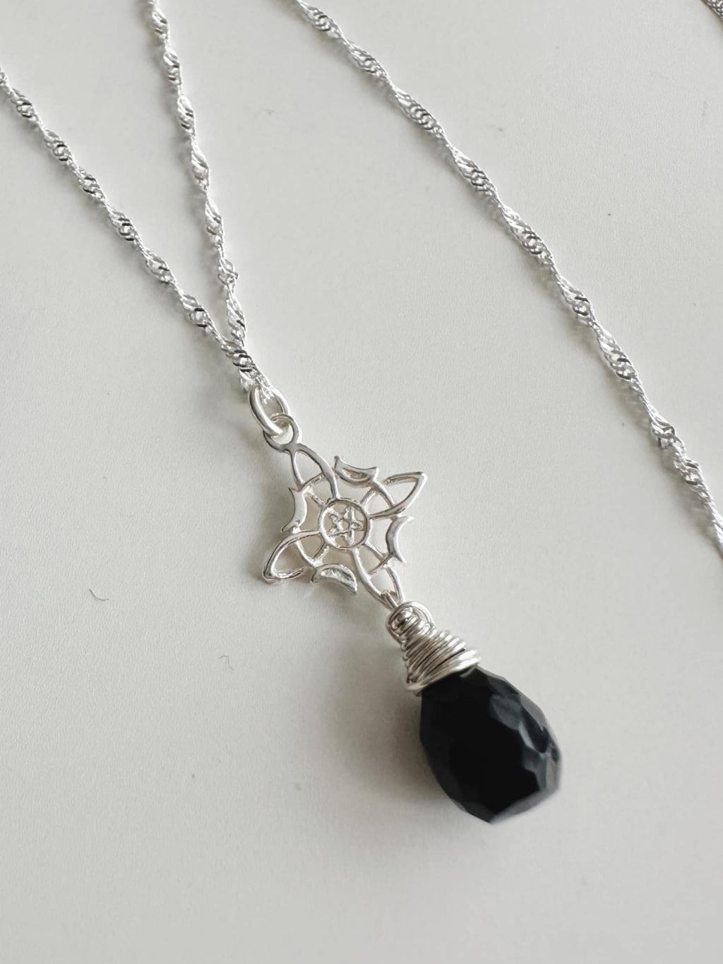 joyas de proteccion, collar nudo de bruja y onix negro