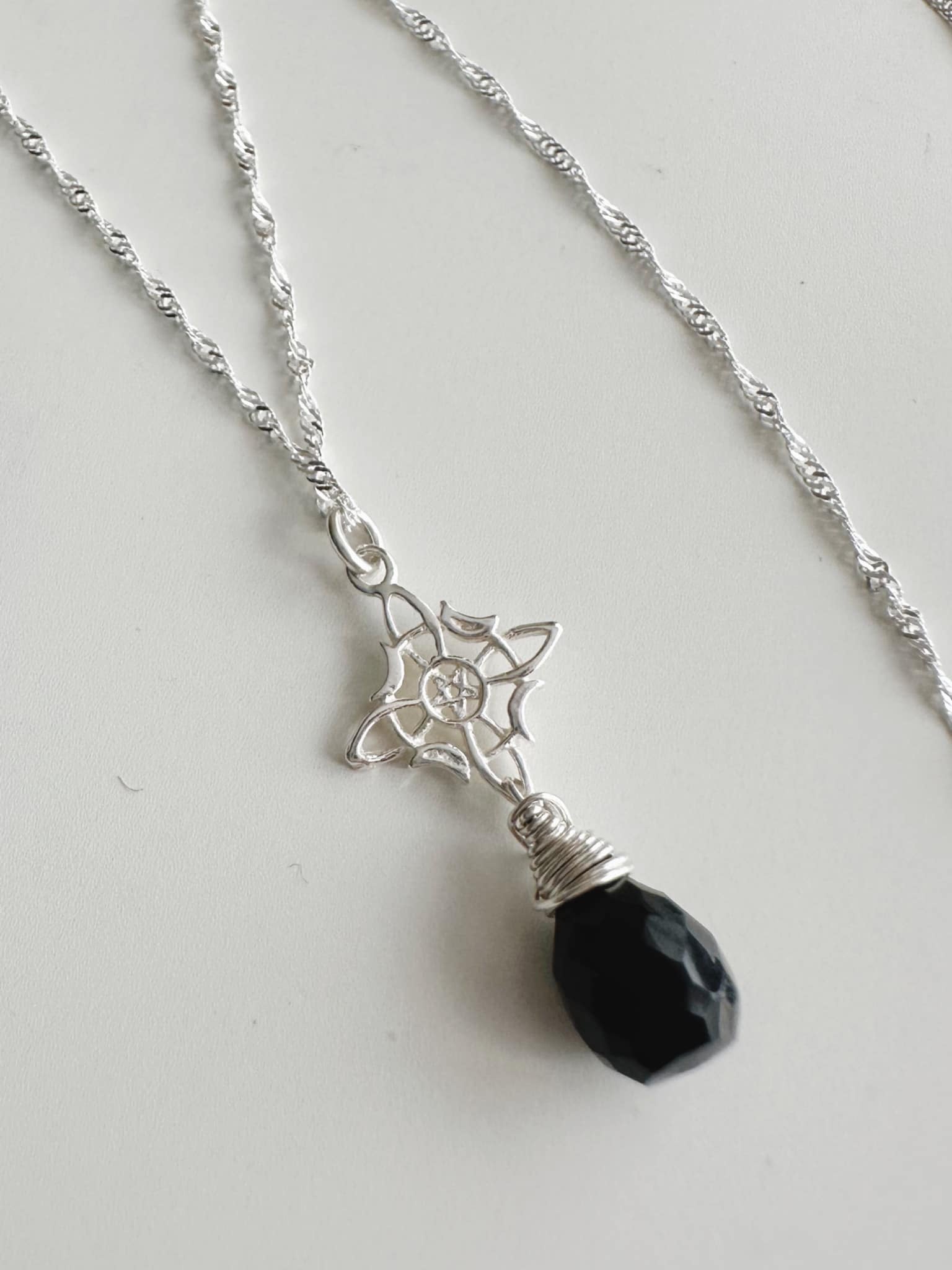 joyas de proteccion, collar nudo de bruja y onix negro