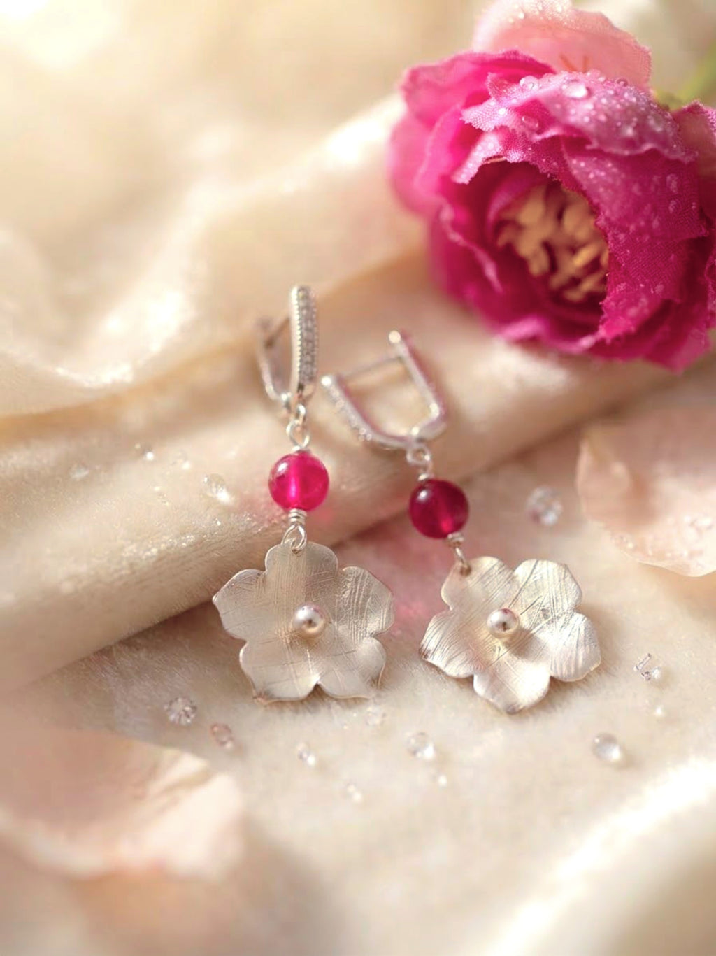 Aros “Florece” de piedra Caledonia Fucsia. Enchape de Plata