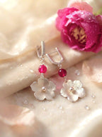 Aros “Florece” de piedra Caledonia Fucsia. Enchape de Plata