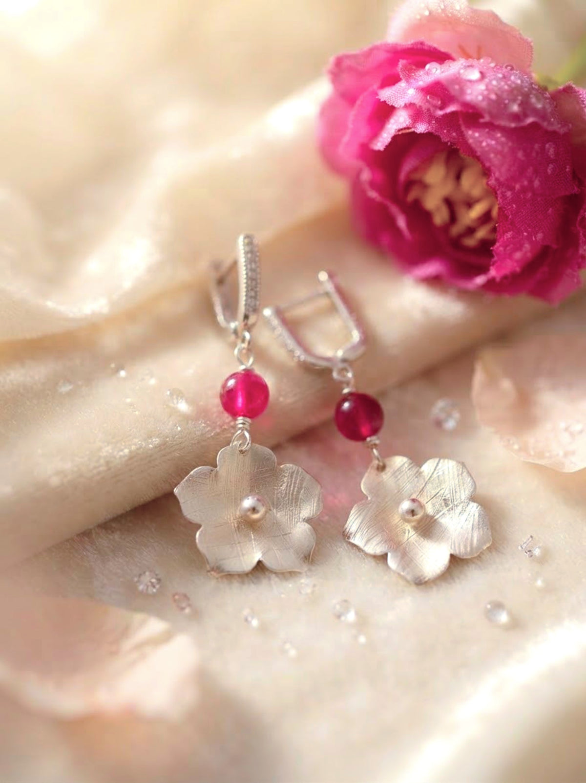 Aros “Florece” de piedra Caledonia Fucsia. Enchape de Plata