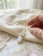 Collar "Susurro de la Luna" en  Piedra Luna con Selenita y Cristales