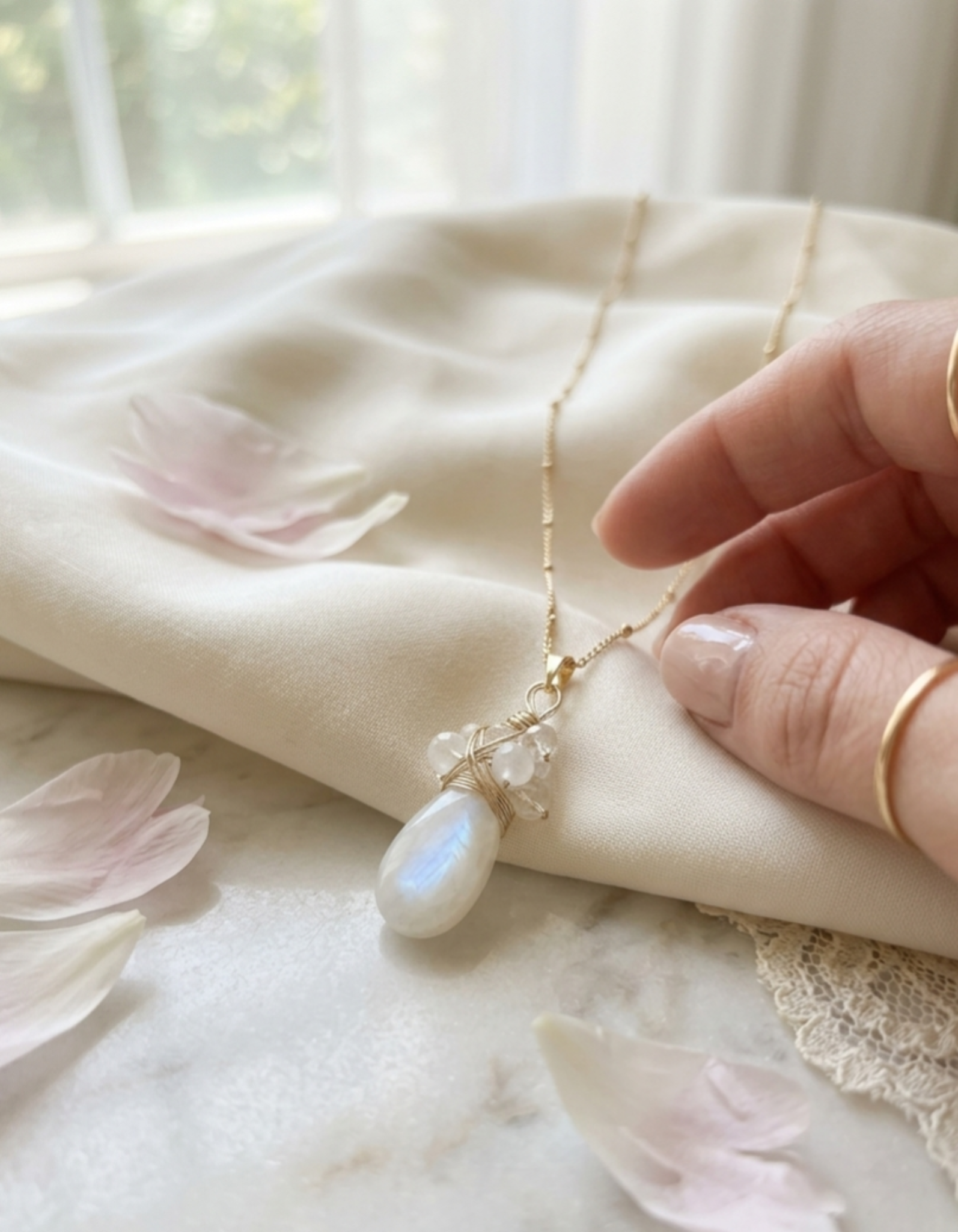 Collar "Susurro de la Luna" en  Piedra Luna con Selenita y Cristales
