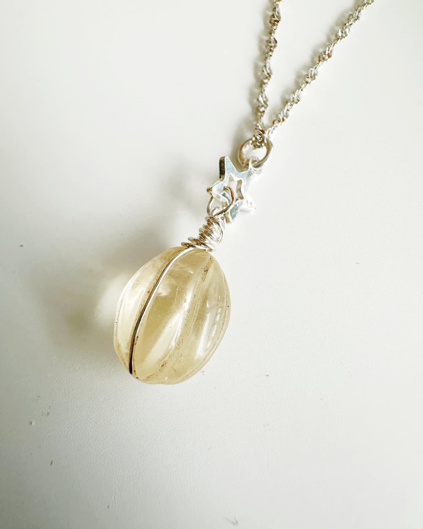 cadena de plata con piedra cuarzo citrino