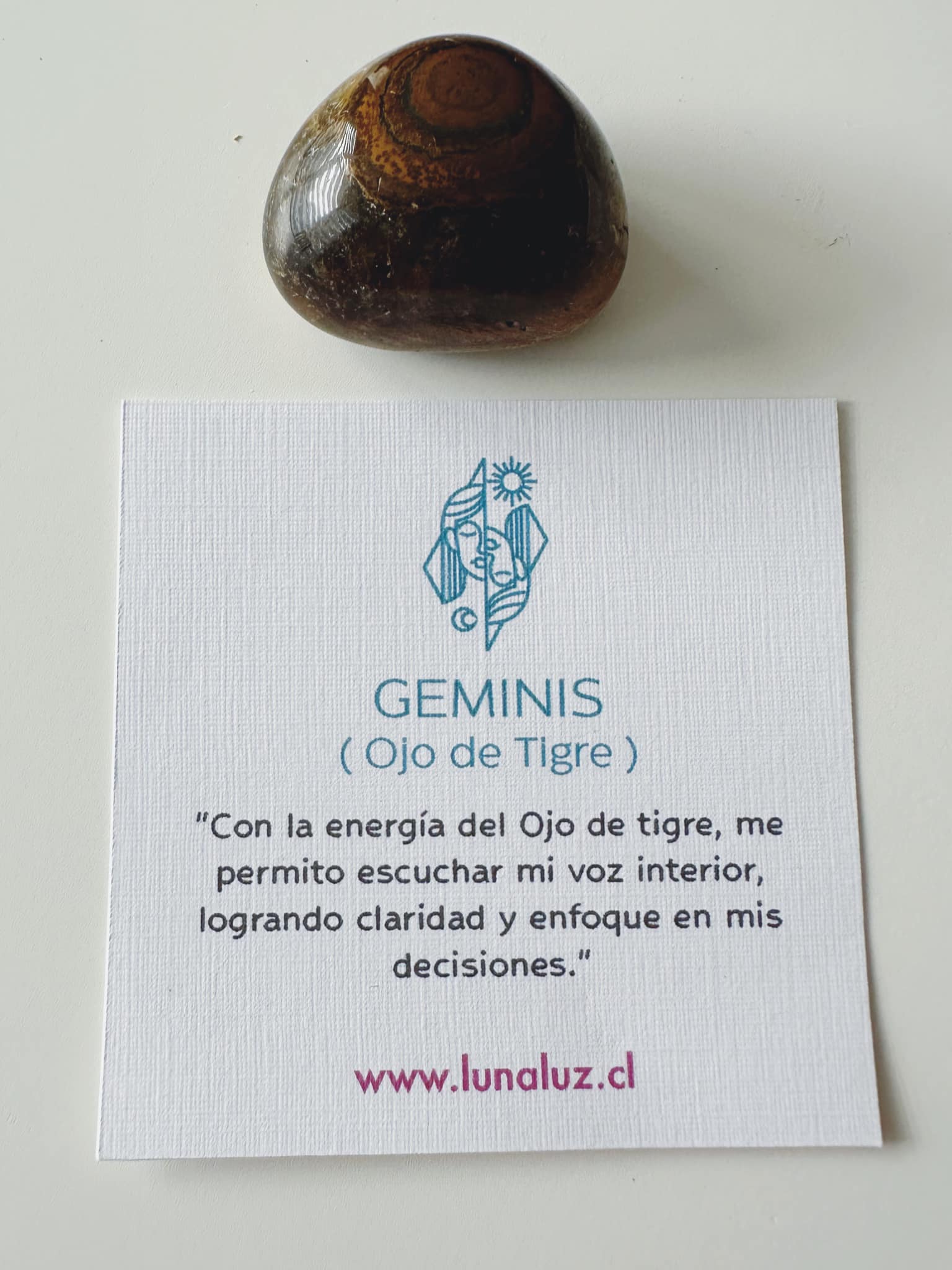 tarjeta impresa con texto del signo geminis y piedra ojo de tigre