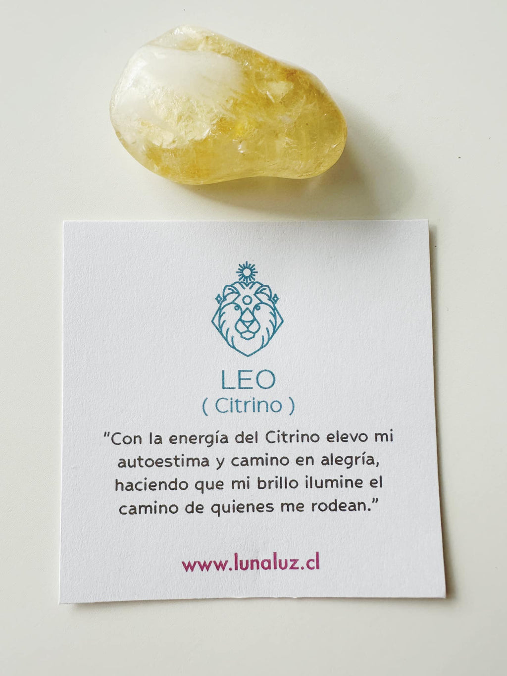 tarjeta impresa con el significado de la piedra y del signo de leo