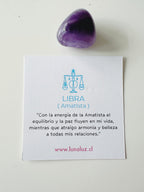 se muestra la tarjeta que se entrega junto a la pulsera de libra donde se explica una afirmacion entre la piedra de amatista y el signo de libra. 