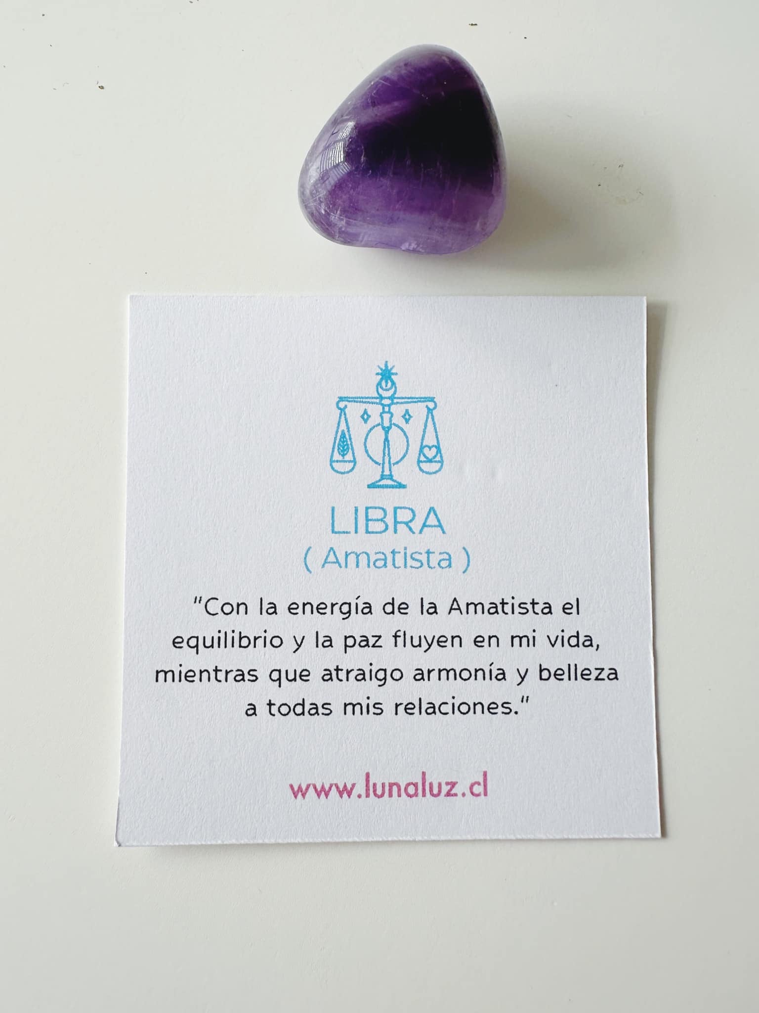se muestra la tarjeta que se entrega junto a la pulsera de libra donde se explica una afirmacion entre la piedra de amatista y el signo de libra. 