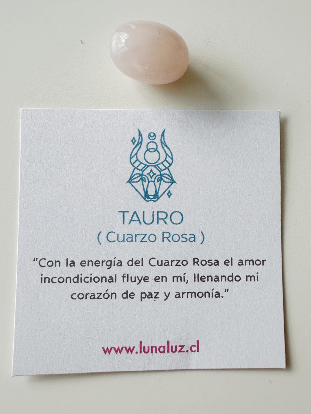 Tarjeta impresa de la piedra cuarzo rosa y del signo de tauro